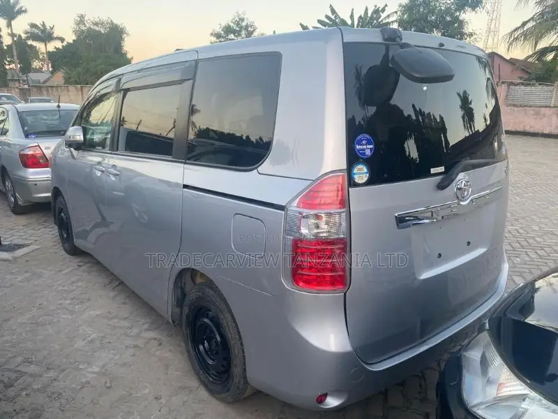 Toyota Noah 2007 Silver