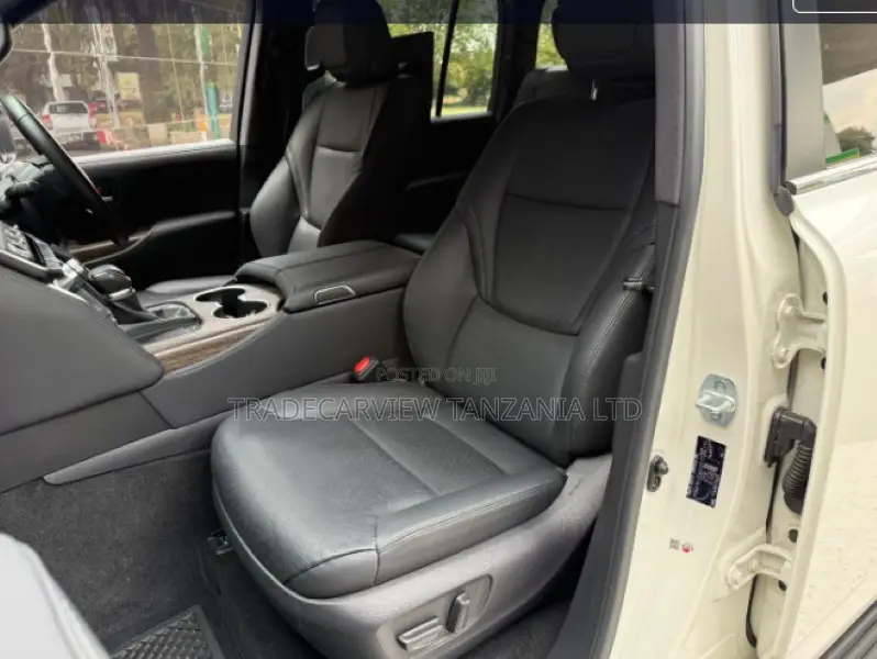 Toyota Land Cruiser LC300 2023 Pearl