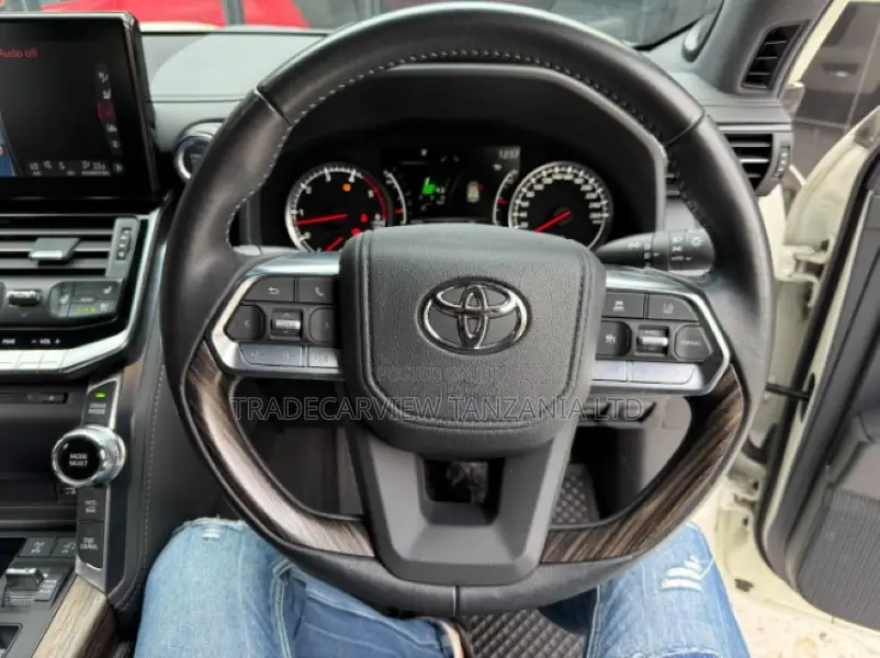 Toyota Land Cruiser LC300 2023 Pearl