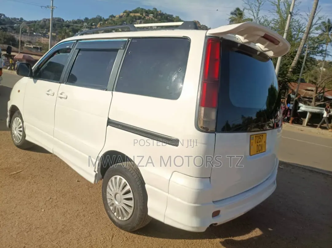 Toyota Noah 2002 Pearl