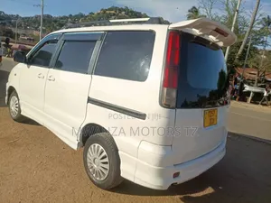 Toyota Noah 2002 Pearl