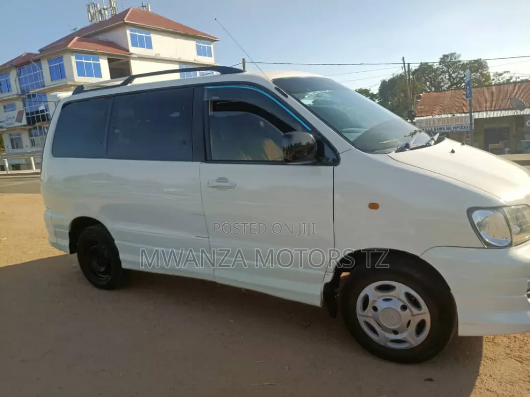 Toyota Noah 2002 Pearl