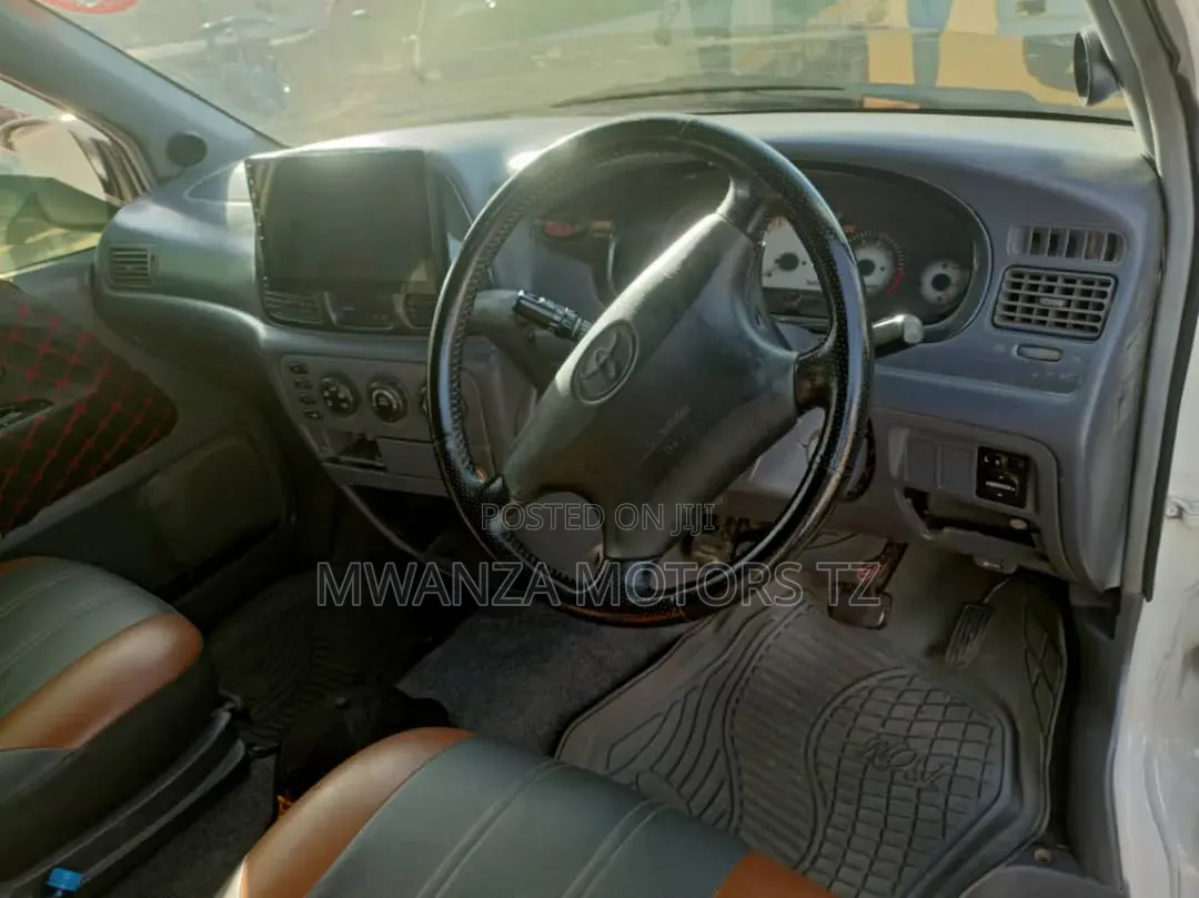 Toyota Noah 2002 Pearl