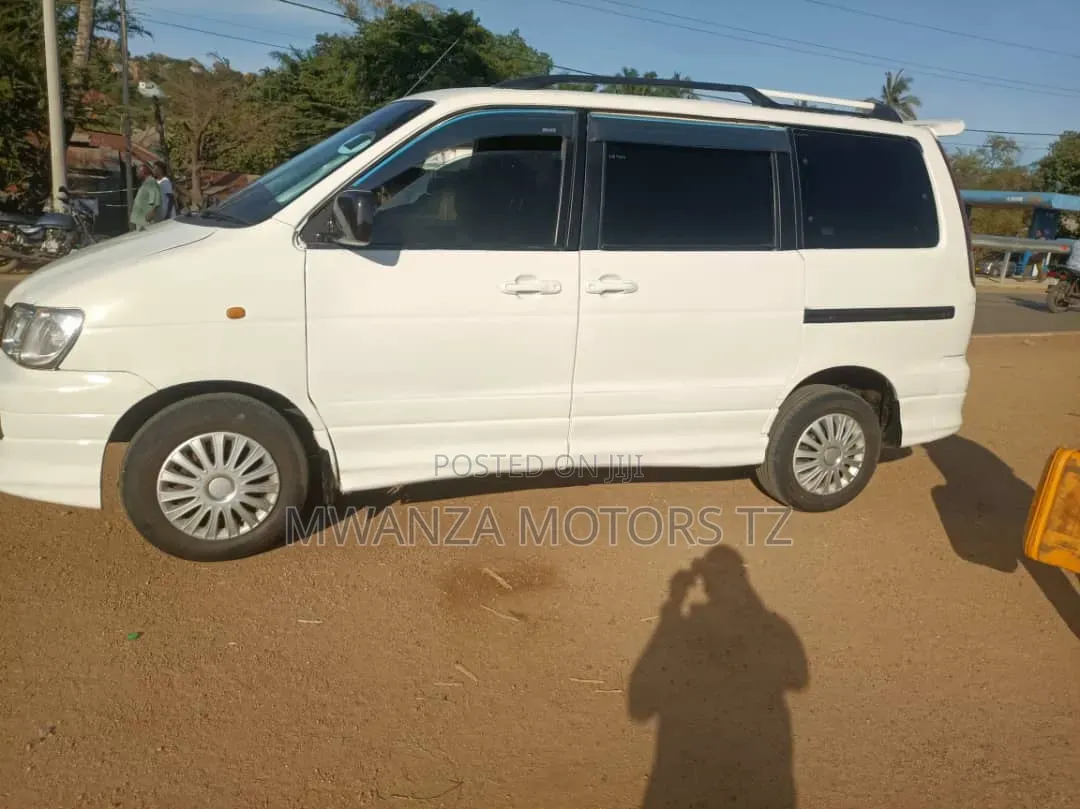 Toyota Noah 2002 Pearl