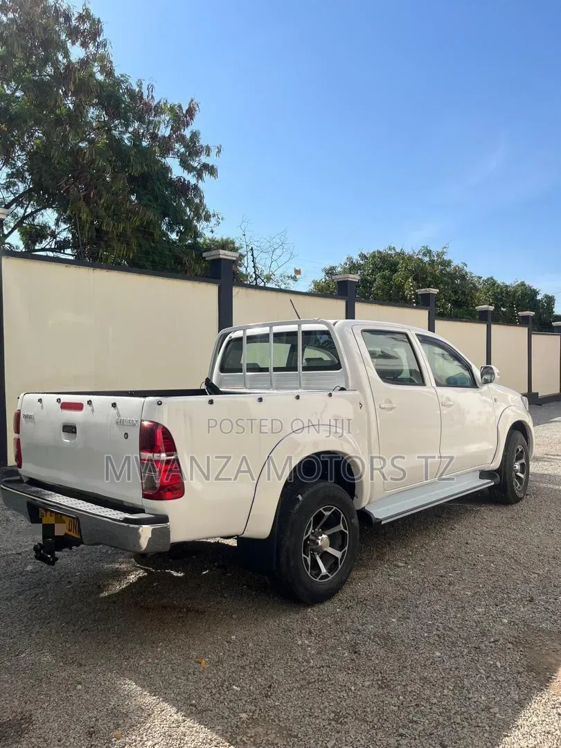 Toyota Hilux 2015 White