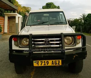Toyota Land Cruiser 2005 White