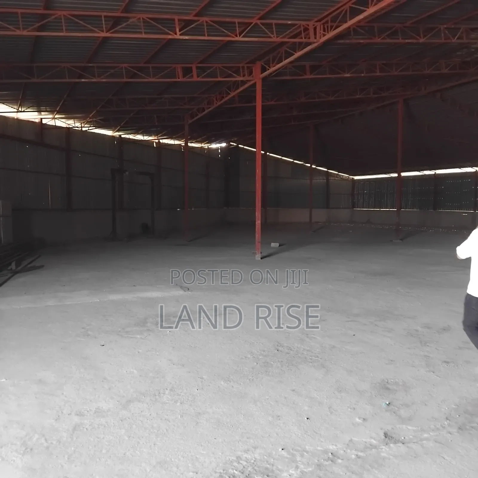  SQM Warehouse