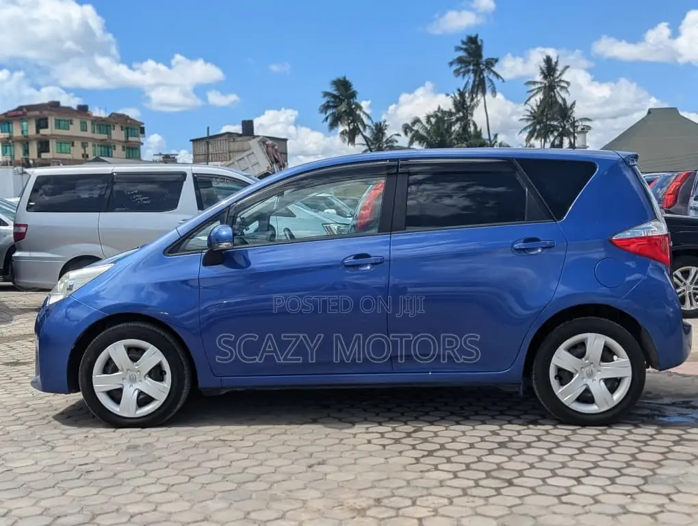 Toyota Ractis 2010 Blue