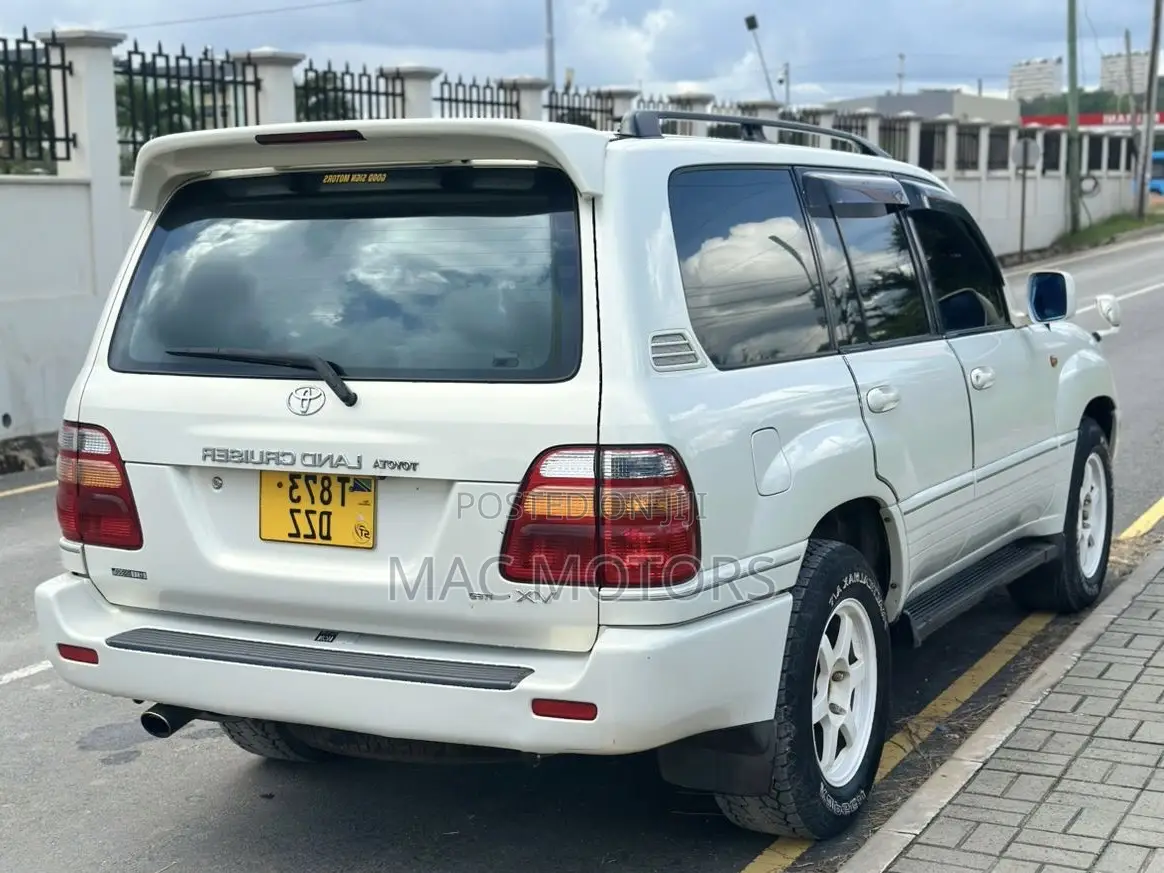 Toyota Land Cruiser 2002 White