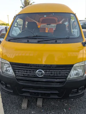 Nissan Caravan (Urvan) 2005 Yellow