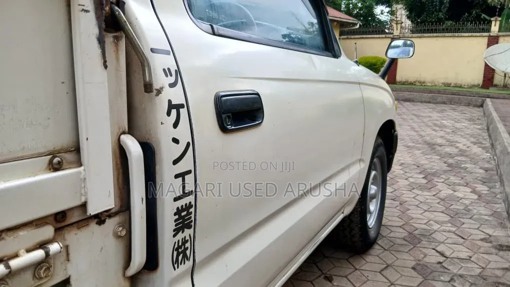 Toyota Hilux 2001 White