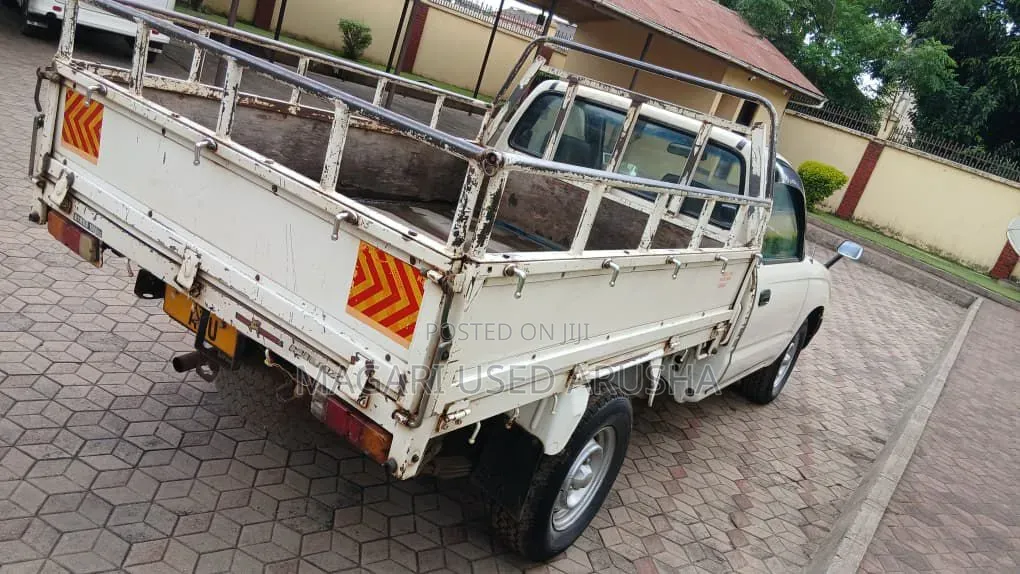 Toyota Hilux 2001 White