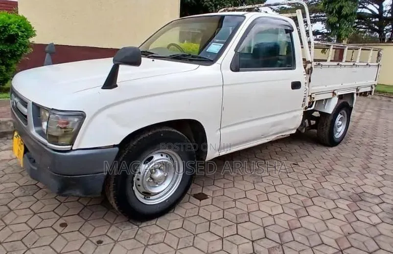 Toyota Hilux 2001 White