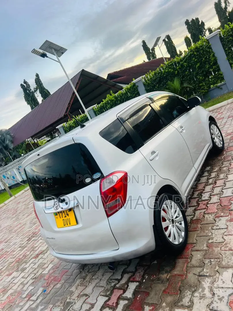 Toyota Ractis 2009 Silver