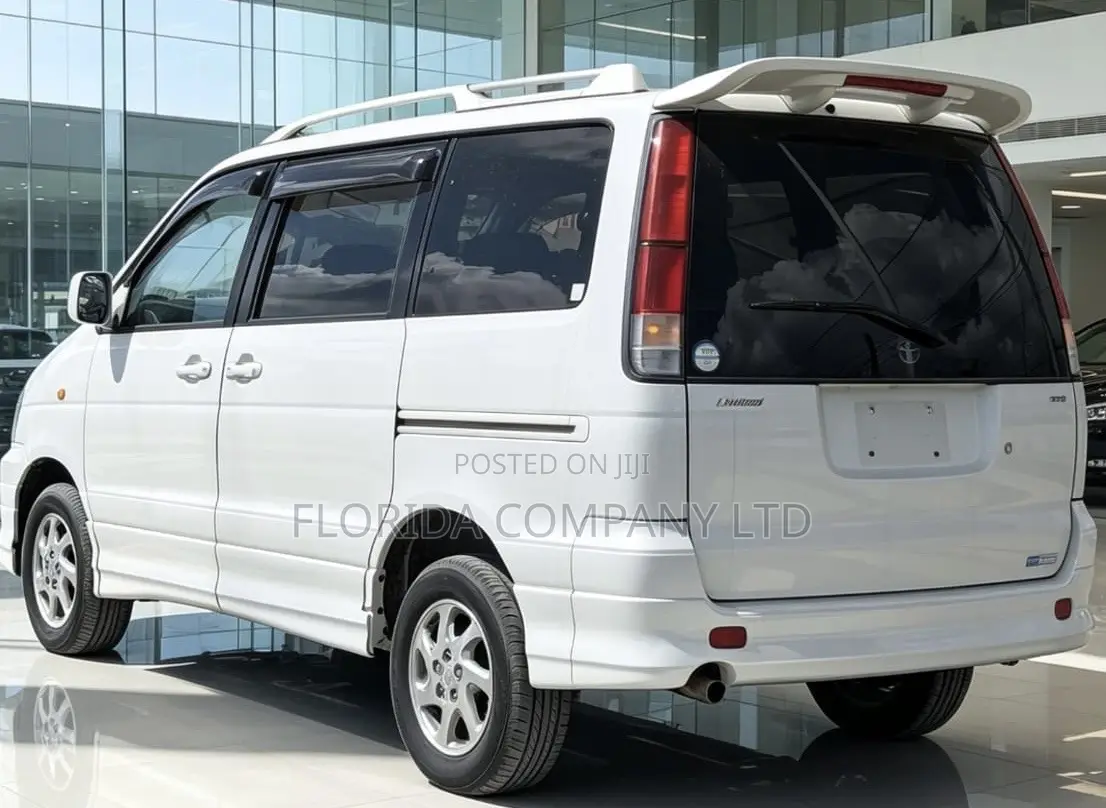 Toyota LiteAce Noah 2000 White