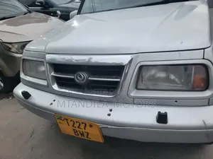 Suzuki Escudo 2003 Silver