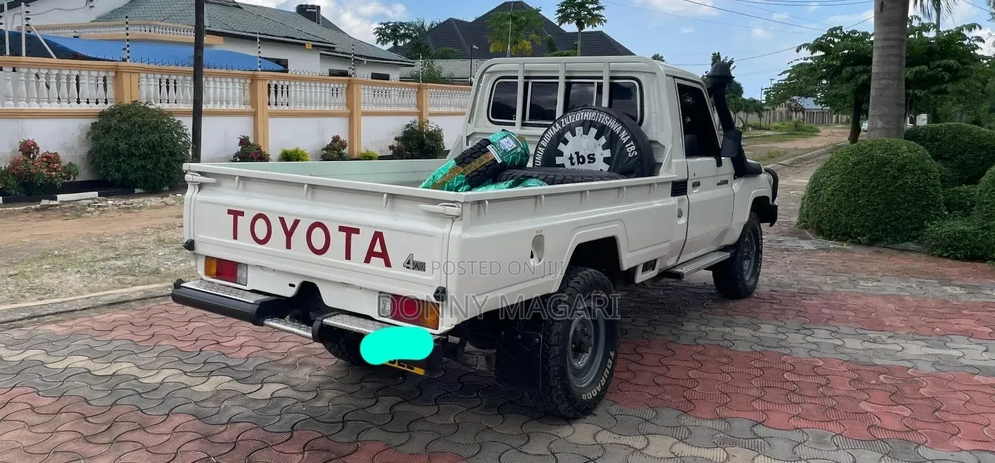 Toyota Land Cruiser 2002 White