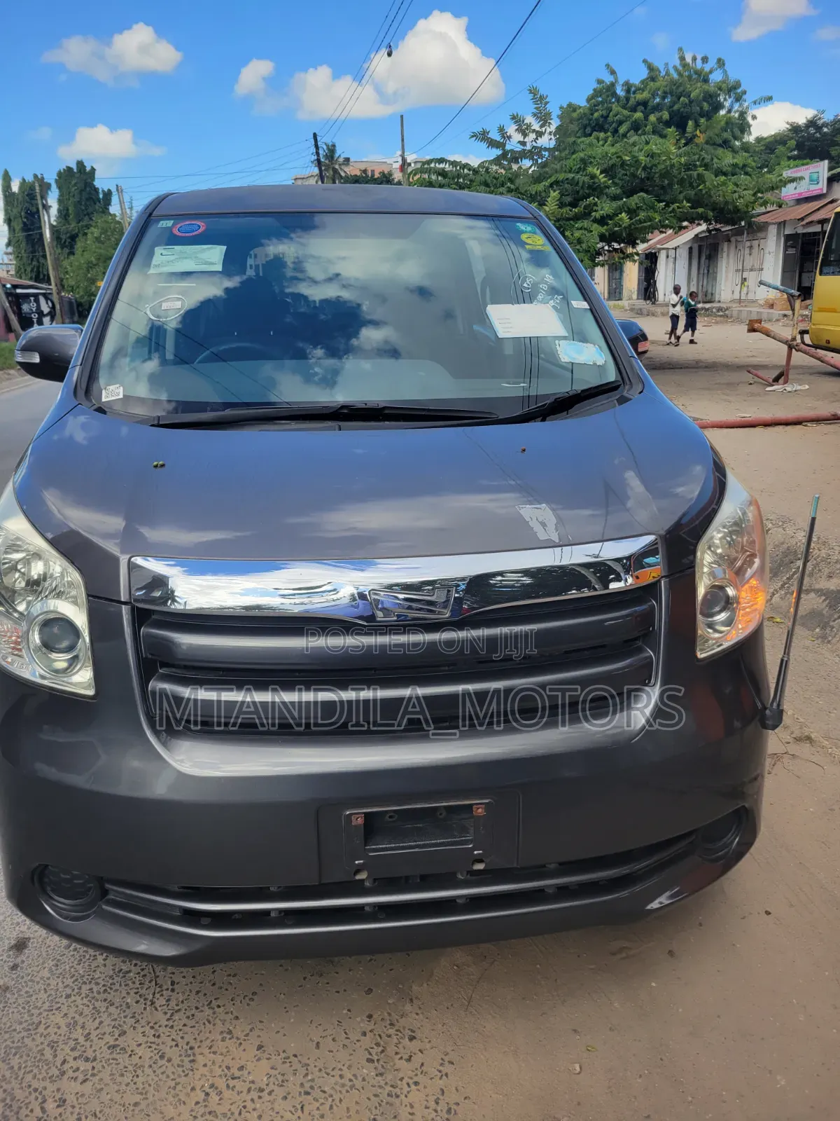 Toyota Noah 2.0 143hp AWD (7 Seater) 2009 Gray