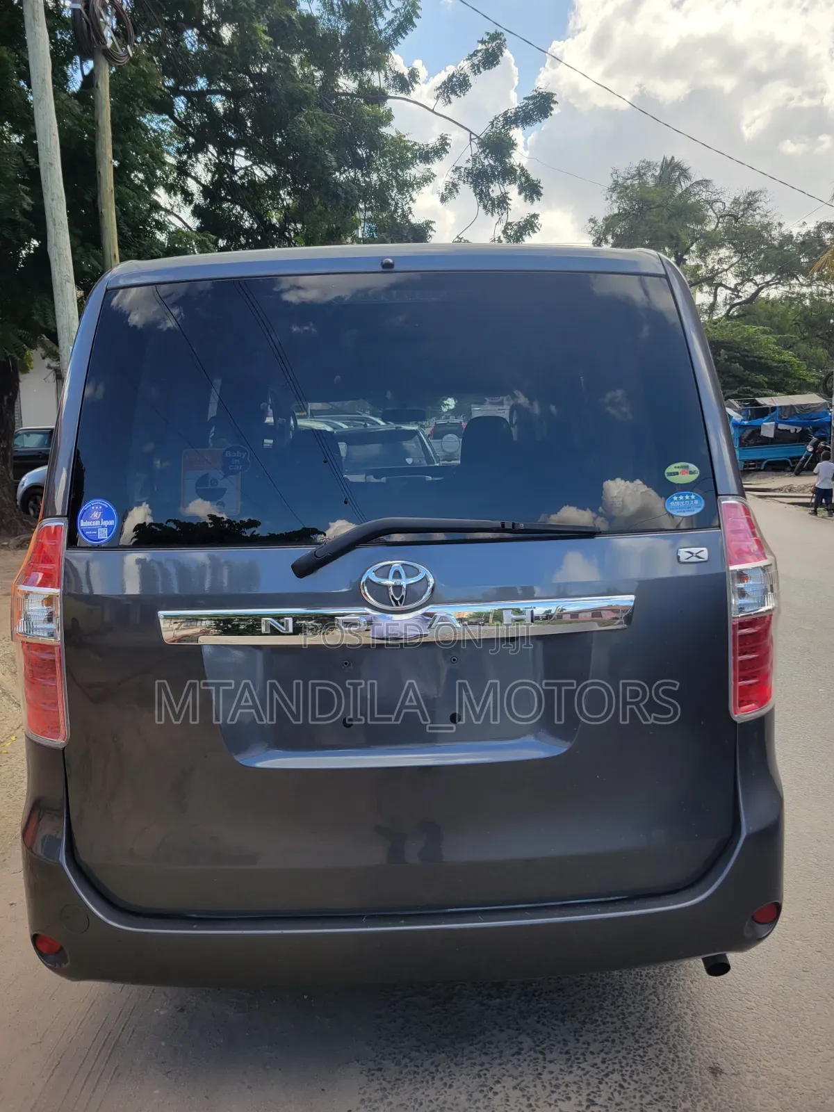 Toyota Noah 2.0 143hp AWD (7 Seater) 2009 Gray