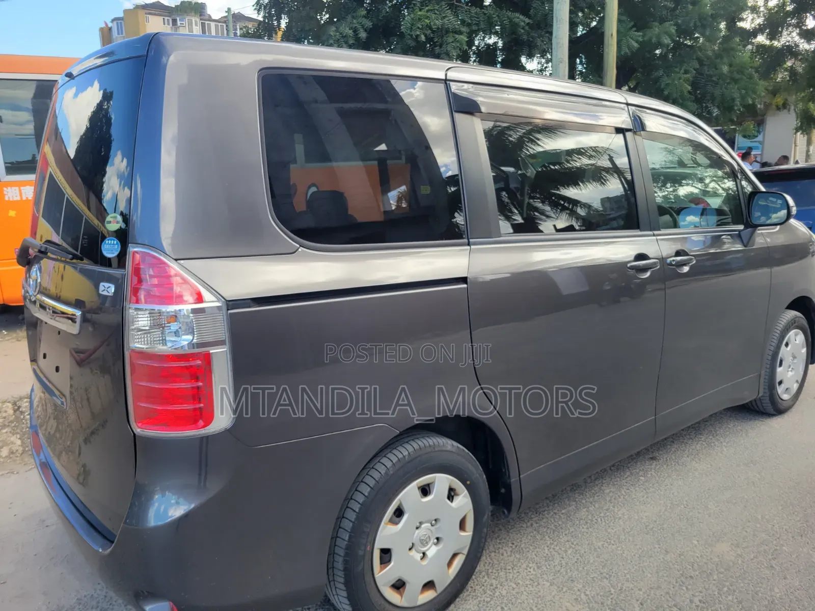 Toyota Noah 2.0 143hp AWD (7 Seater) 2009 Gray