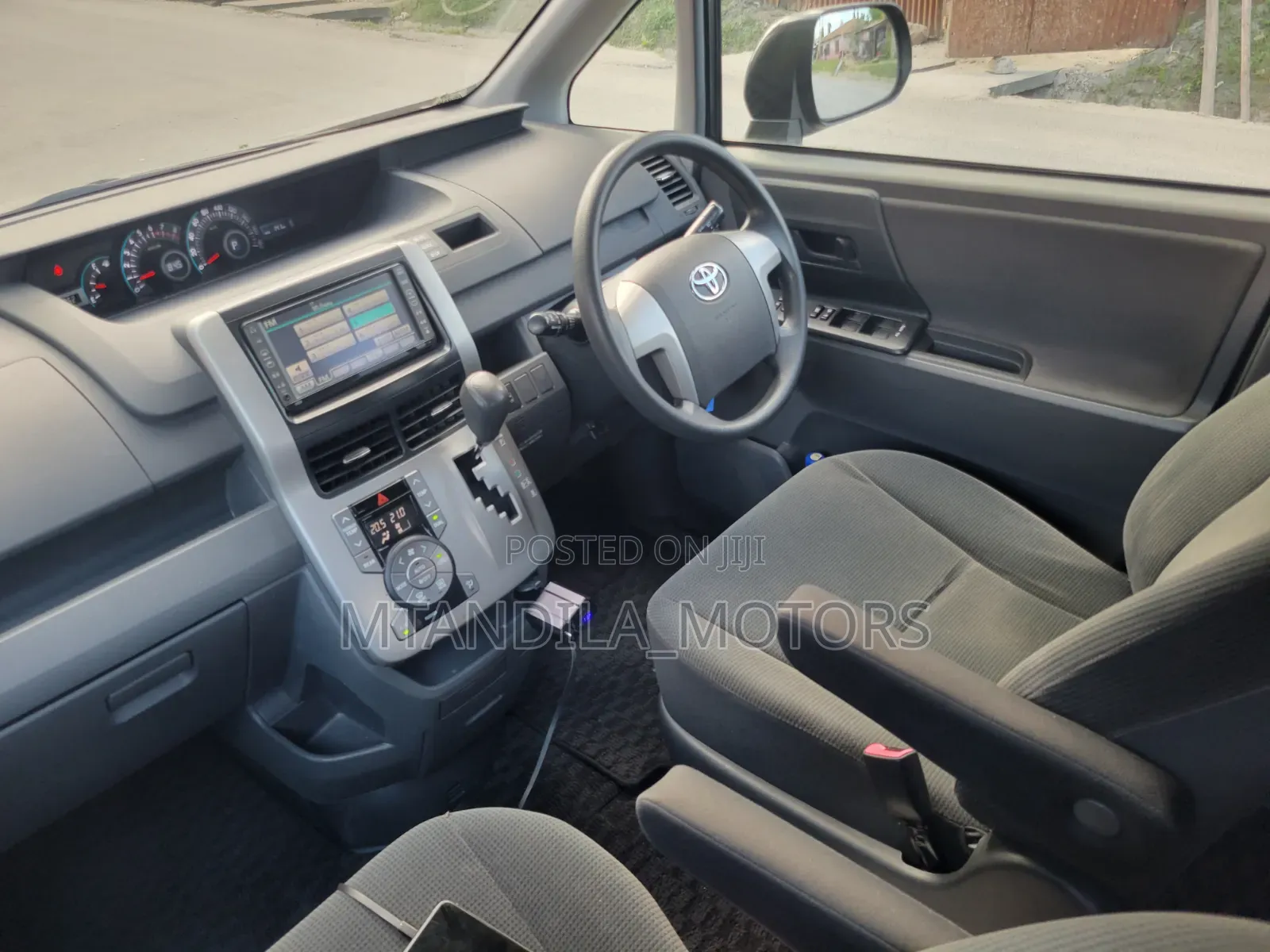 Toyota Noah 2.0 143hp AWD (7 Seater) 2009 Gray