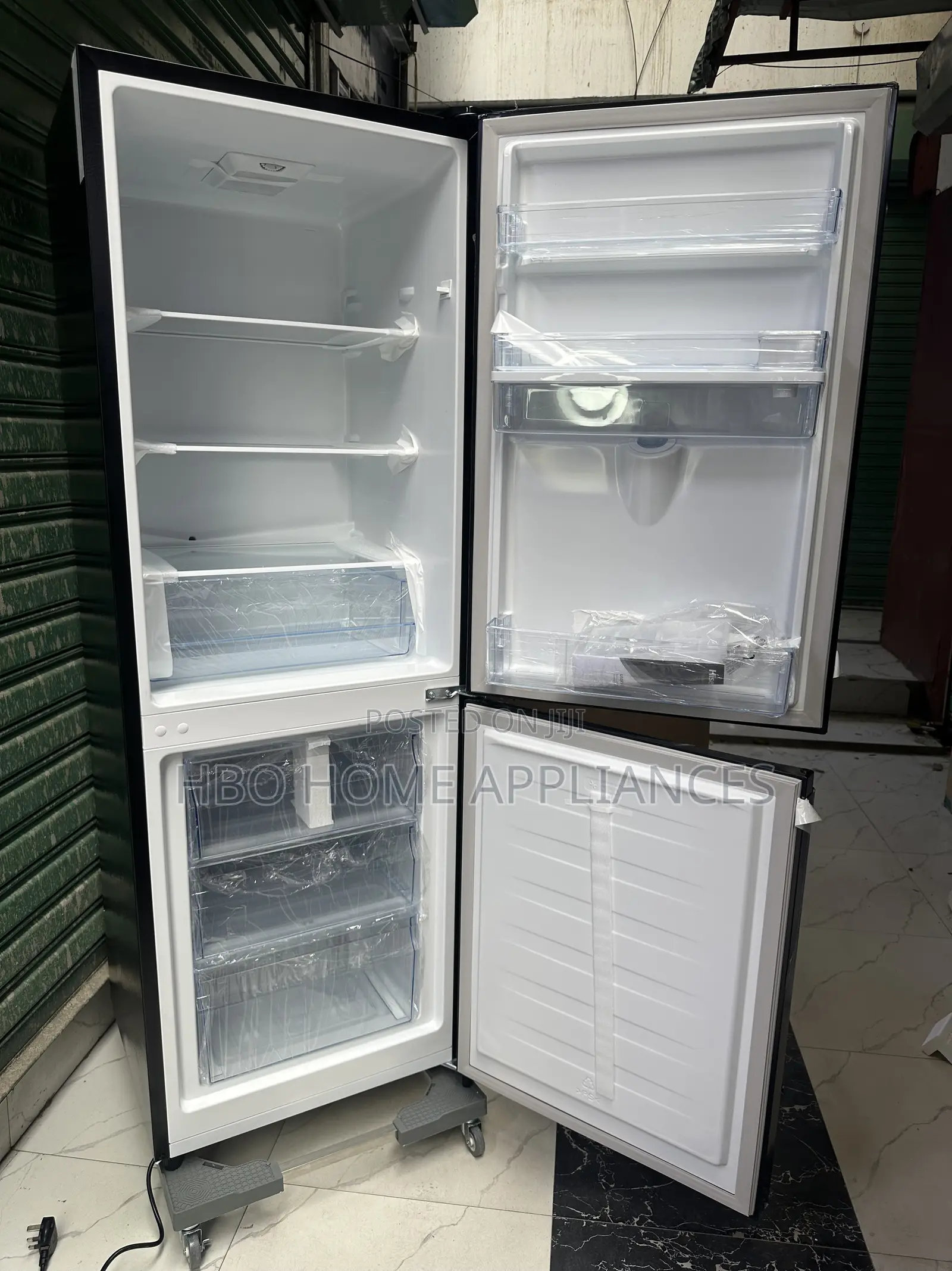 Hisense Fridge (Black) 230l