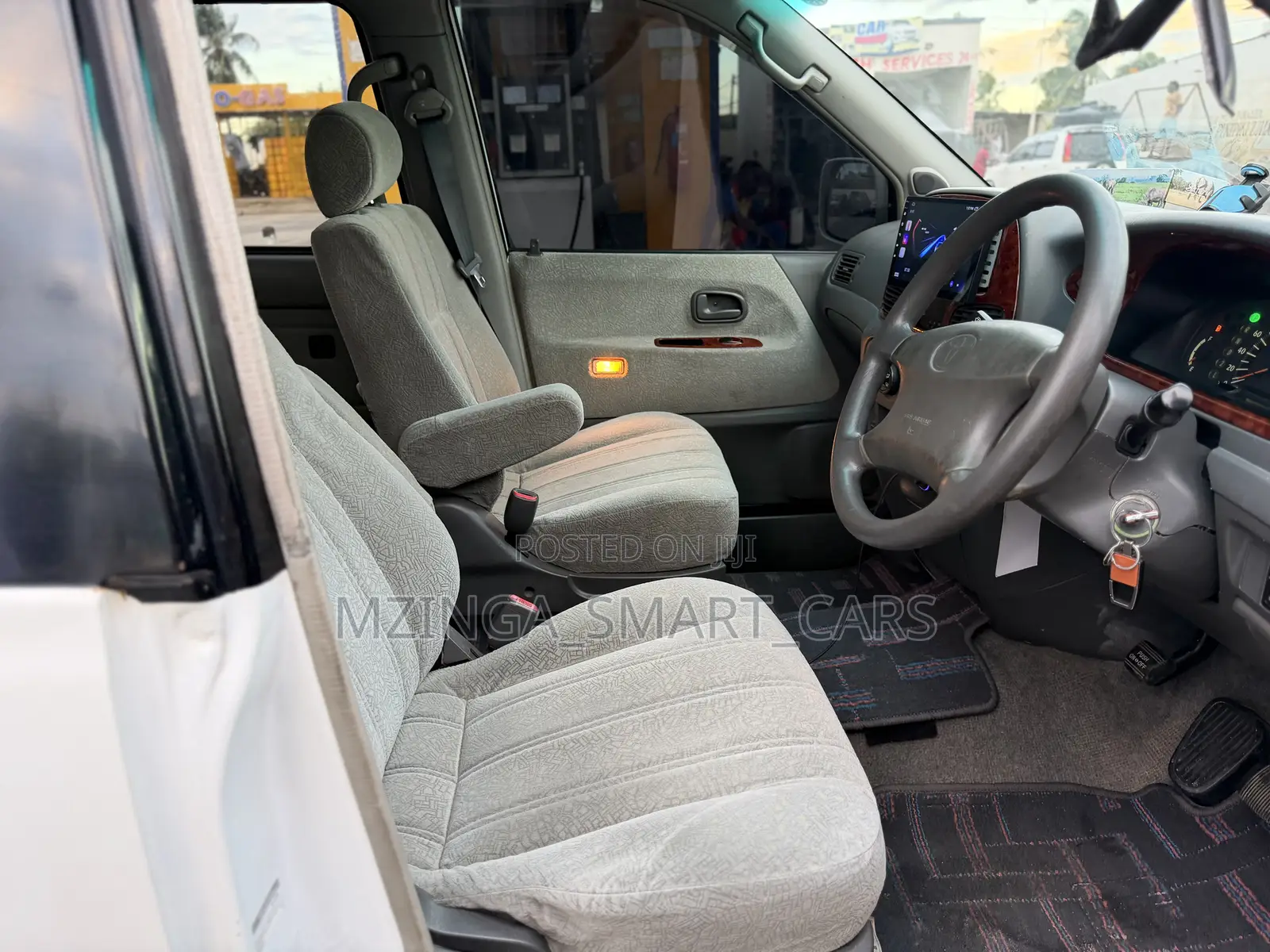 Toyota Noah 2.0 AWD (8 Seater) 2001 White