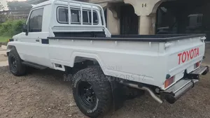 Toyota Land Cruiser 2000 White