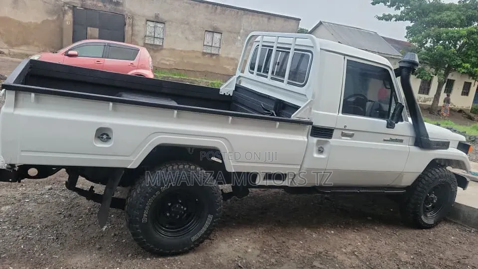 Toyota Land Cruiser 2000 White