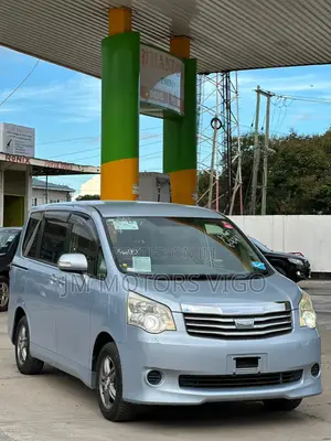 Toyota Noah 2011 Blue