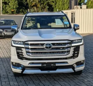 Toyota Land Cruiser LC300 2022 White