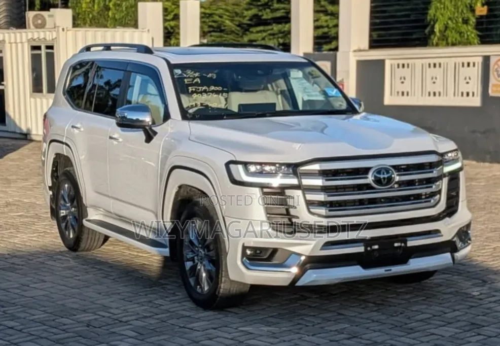Toyota Land Cruiser LC300 2022 White