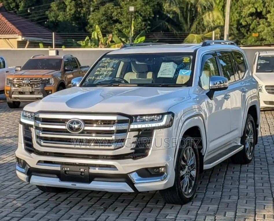 Toyota Land Cruiser LC300 2022 White