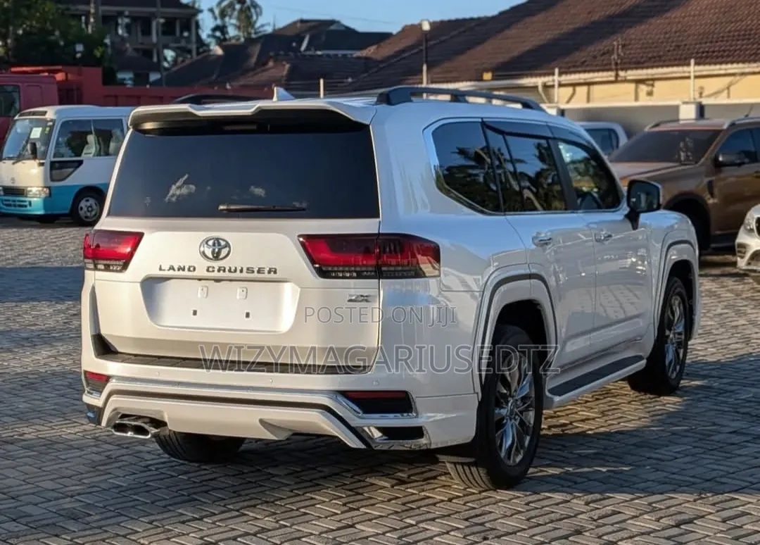 Toyota Land Cruiser LC300 2022 White