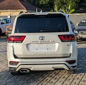Toyota Land Cruiser LC300 2022 White