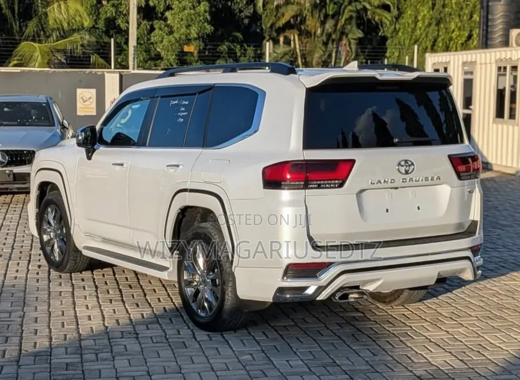 Toyota Land Cruiser LC300 2022 White