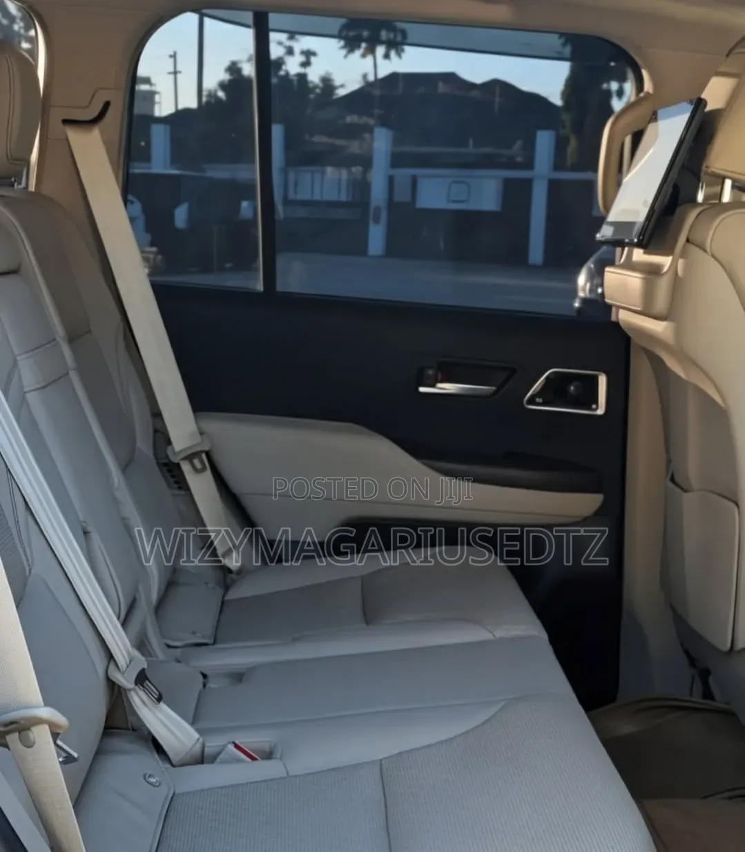 Toyota Land Cruiser LC300 2022 White
