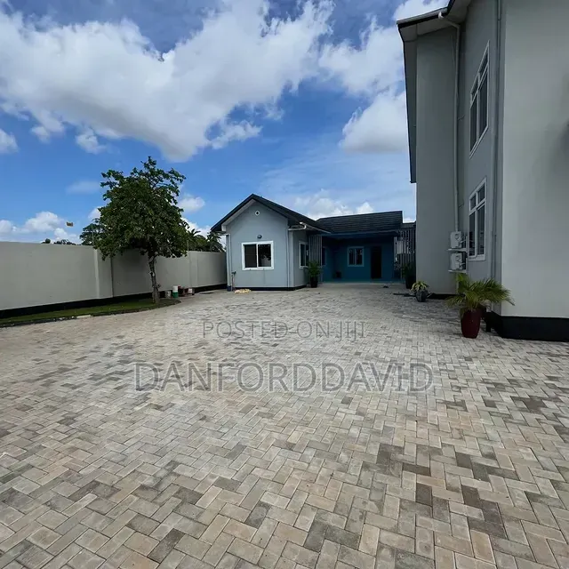 5bdrm House in Kahwa Real Estate, Kunduchi for rent