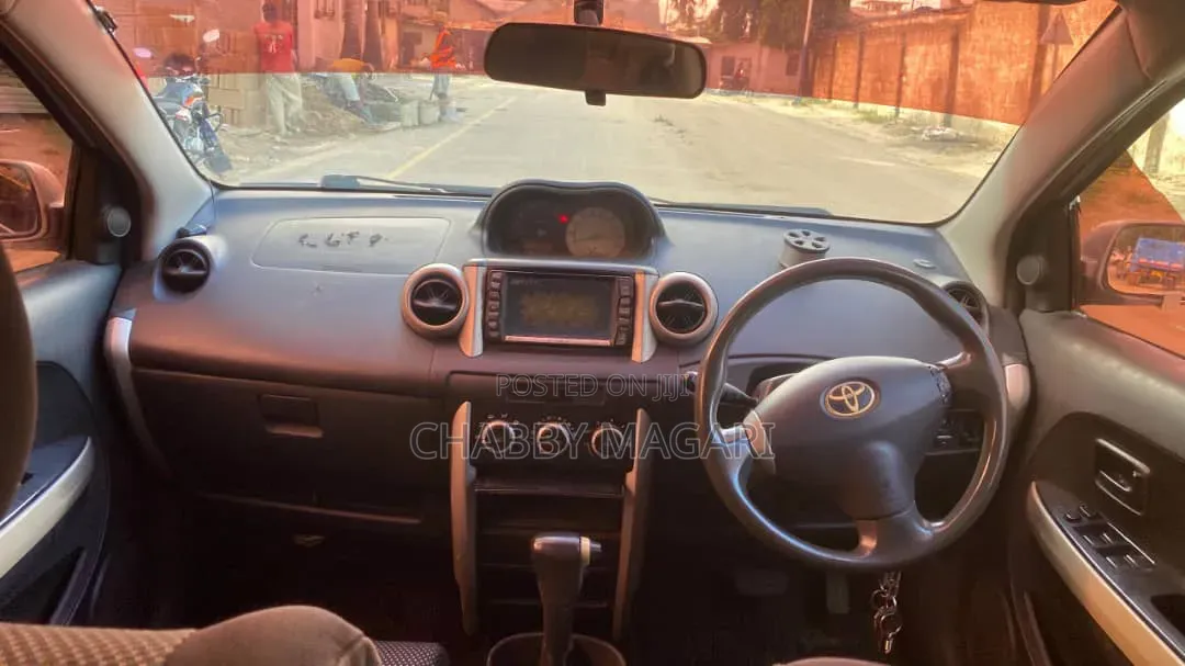 Toyota IST 2004 Silver
