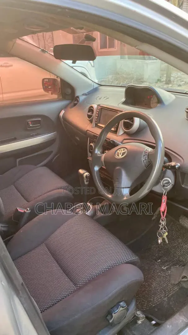 Toyota IST 2004 Silver