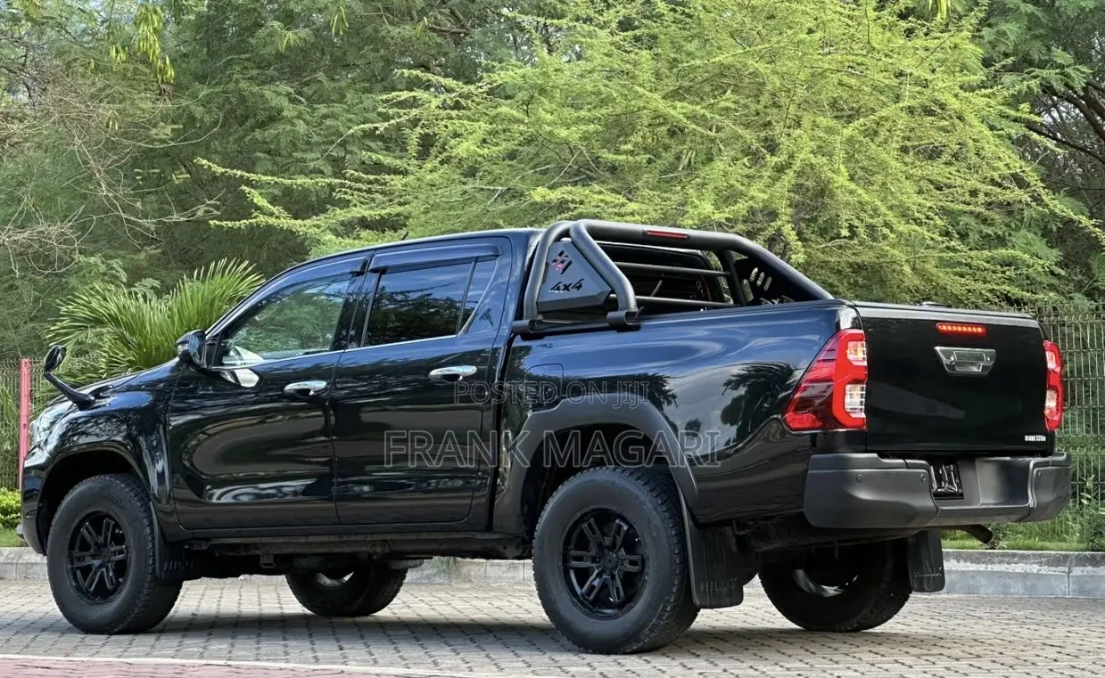 Toyota Hilux 2021 Black