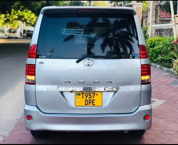 Toyota Noah 2.0 AWD (8 Seater) 2003 Silver