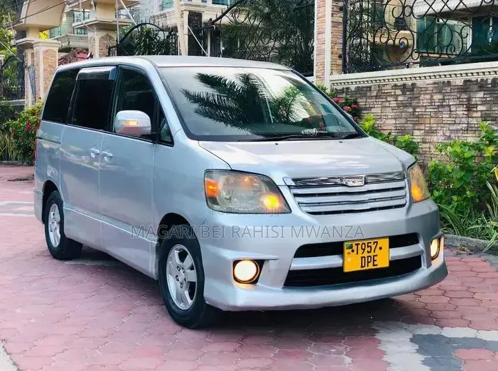 Toyota Noah 2.0 AWD (8 Seater) 2003 Silver