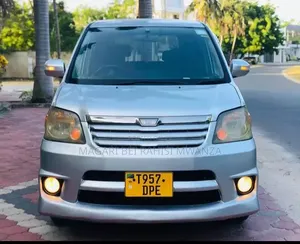 Toyota Noah 2.0 AWD (8 Seater) 2003 Silver