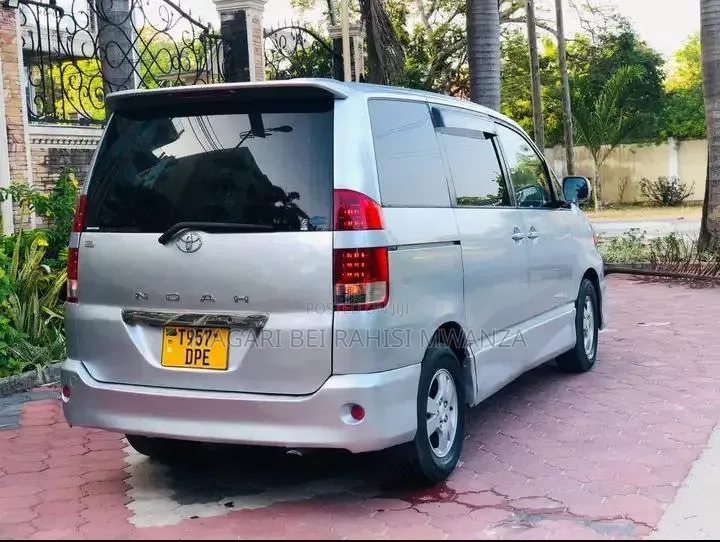 Toyota Noah 2.0 AWD (8 Seater) 2003 Silver
