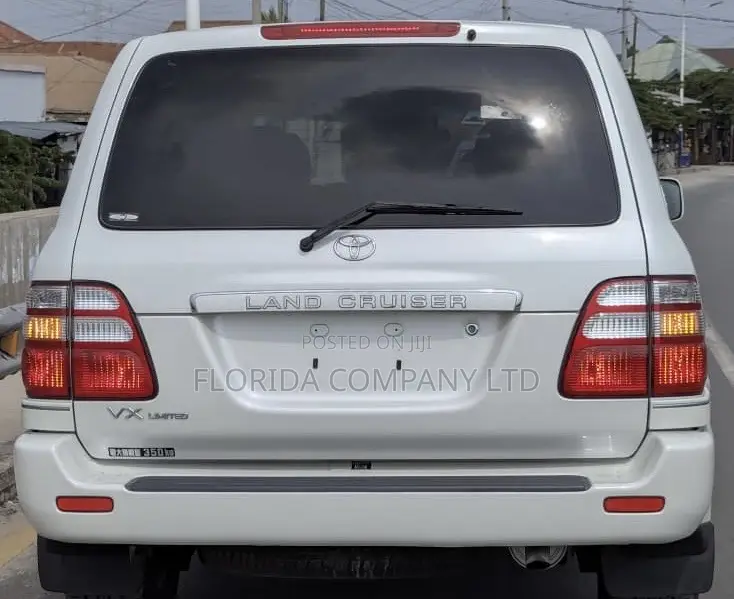 Toyota Land Cruiser 2005 White