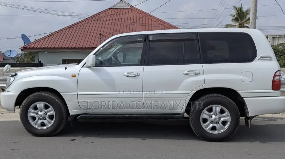 Toyota Land Cruiser 2005 White