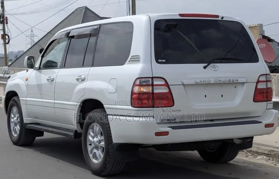 Toyota Land Cruiser 2005 White