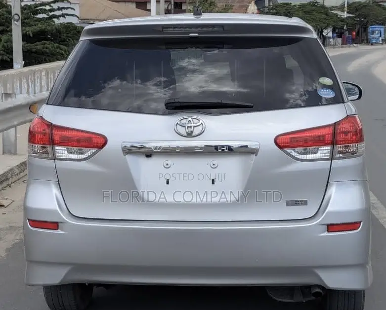 Toyota Wish 2011 Silver