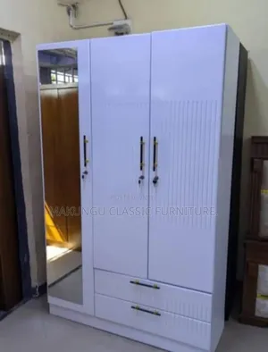Kabati La Milango Mitatu Simple La Rangi Nyeupe Na Kioo Full